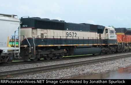 BNSF 9572, engineer's side view